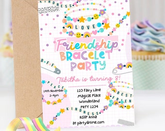 Peut inclure: Une invitation rose et blanche avec des motifs de bracelets d'amitié colorés. L'invitation est pour une fête de bracelets d'amitié pour le 8ème anniversaire de Tabitha. L'invitation comprend la date, l'heure et le lieu de la fête.