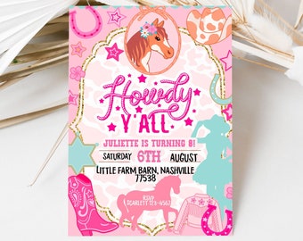 Puede incluir: Invitación de cumpleaños rosa y azul con un caballo, un sombrero de vaquero y botas. El texto dice "Howdy Y'all" y "Juliette cumple 8!" con la fecha y la ubicación de la fiesta.