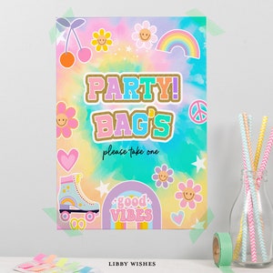 以下が含まれることがあります： 「PARTY! BAG'S」の文字と「please take one」のフレーズが書かれたカラフルなサイン。花、虹、ローラースケートで飾られています。背景はタイダイ効果があります。