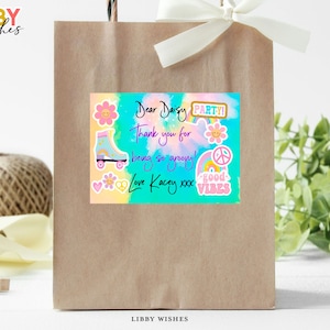 Può includere: Un sacchetto regalo di carta marrone con un adesivo colorato che dice "Cara Daisy PARTY! Grazie per essere così groovy! Amore Kacey xxx BUONE VIBRAZIONI".