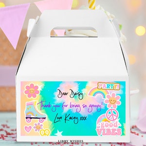 Puede incluir: Una caja de regalo blanca con una pegatina colorida que presenta un patrón de tie-dye, arcoíris, signos de paz y el texto "PARTY!" "Dear Daisy" "Thank you for being so groovy!" "Love Kacey xxx" "good VIBES"