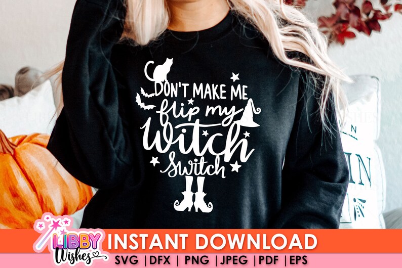 以下が含まれることがあります： 「Don't make me flip my witch switch」と書かれた白いグラフィックデザインが施された黒いスウェットシャツ。グラフィックには、黒い猫、魔女の帽子、星も含まれています。