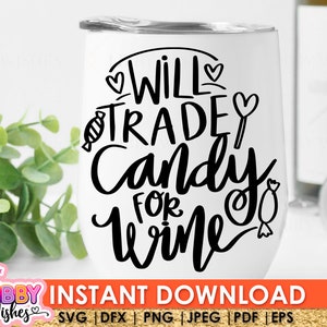 以下が含まれることがあります： 白いワインタンブラーに、黒い文字で「Will Trade Candy for Wine」と書かれています。文字は手書きのフォントで、ハートとキャンディーケーンのグラフィックが描かれています。