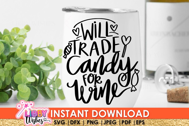 以下が含まれることがあります： 白いワインタンブラーに、黒い文字で「Will Trade Candy for Wine」と書かれています。文字は手書きのフォントで、ハートとキャンディーケーンのグラフィックが描かれています。