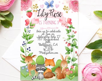 Puede incluir: Una invitación de cumpleaños de temática forestal en rosa y verde con una ilustración de acuarela de un ciervo, un zorro, un mapache, un erizo y un conejito. La invitación dice "Lily-Rose is turning!" e incluye detalles para una fiesta el sábado 17 de julio a las 3 pm. La invitación también incluye una dirección, información de RSVP y el texto "Libby Wishes Studio".
