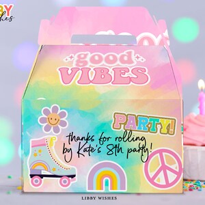 以下が含まれることがあります： 虹色の背景に「good vibes」と「party! thanks for rolling by Kate's 8th party!」の文字が書かれたカラフルなパーティーのお土産箱。箱にはローラースケート、平和の象徴、虹、笑顔の顔があります。
