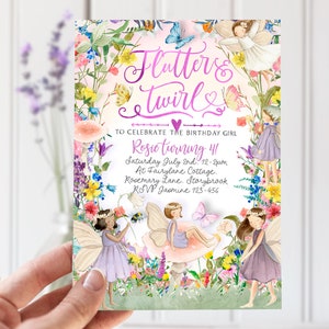 Könnte beinhalten: Eine Einladung im floralen Design für eine Geburtstagsfeier. Die Einladung zeigt eine Aquarell-Illustration von Feen und Schmetterlingen in einer Gartenlandschaft. Der Text auf der Einladung lautet "Flutter & Twirl" und "Um den Geburtstag der Rosie zu feiern, die 41 Jahre alt wird".