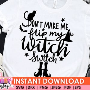 以下が含まれることがあります： 黒い文字で「Don't make me flip my witch switch」と書かれた白いTシャツ。文字の周りは星と、猫と魔女の帽子が黒くシルエットで描かれている。
