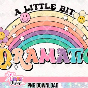 Puede incluir: Un arcoíris con una cara sonriente en cada una de las nubes. El texto "A little bit dramatic" está escrito en una fuente retro sobre el arcoíris. El texto está en amarillo, rosa, azul y verde.
