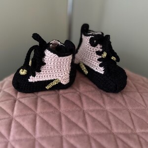 Hand gestrickte Babyschuhe für die kleinen Füsschen