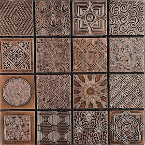 Op de afbeelding: Een raster van zestien vierkante koperkleurige tegels, elk met een uniek reliëfpatroon. De ontwerpen omvatten geometrische vormen, bloemmotieven, paisley, sterren en ingewikkeld krulwerk, allemaal uitgevoerd in een metallic koperen afwerking.