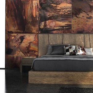 Peut inclure: Un lit avec une tête de lit en bois gris et un matelas gris. Le lit est décoré d'oreillers et d'une couverture. La chambre a une commode en bois et deux tables de chevet. Les murs sont décorés d'art abstrait.
