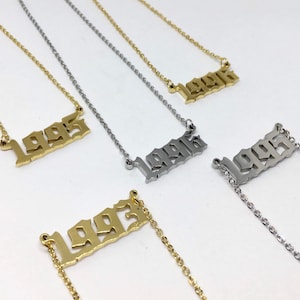 Colar de Ano Inglês Antigo | Pingente de Fonte Gótica de Data de Nascimento em Aço Inoxidável Dourado/Prata e Corrente Presentes para Ele Noivado e Aniversário dela
