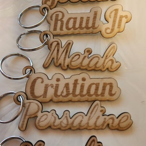 Personalisierter Namensschlüsselanhänger aus Holz