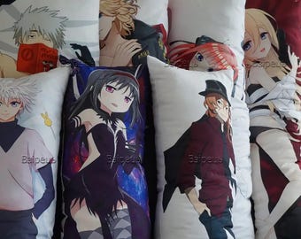 Może przedstawiać: Kolekcja ozdobnych poszewek na poduszki z różnymi postaciami z anime. Poszewki są białe z kolorowymi obrazami postaci z różnych serii anime. Poszewki są ułożone w rzędzie, a postacie patrzą na widza.