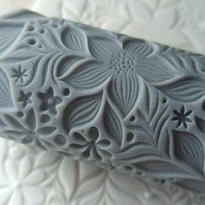 Texture rollerL18, texture organica, texture floreale, texture fogliare, rotolo botanico, decoro antico, timbro in argilla, stampa a blocchi, XPS, rotolo di fiori