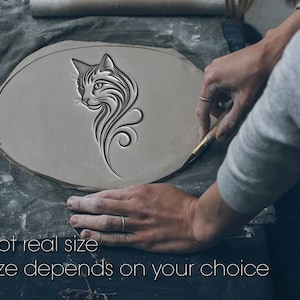 Może przedstawiać: Szary kawałek gliny ze szczegółowym projektem profilu kota. Twarz kota i płynne linie są wyrzeźbione w glinie. Tekst "Not real size" i "Size depends on your choice" znajduje się na dole obrazu.
