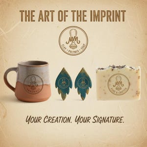 Op de afbeelding: Afbeelding van handgemaakte klei- en polymeerproducten. Het toont een keramische mok, twee oorhangers in de vorm van bladeren en een stuk zeep, allemaal voorzien van een logo. De tekst luidt "The Art of the Imprint" en "Your Creation. Your Signature."