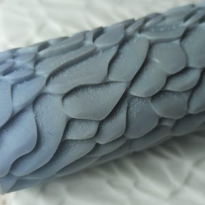 Rouleau texturé L27, rouleau ondulé, texture ornement, texture écailles 3d, tampon en pâte polymère, tampon en argile, texture en relief, bio, roche, pierre,