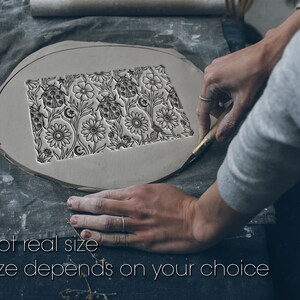 Könnte beinhalten: Eine Tonplatte mit einem Blumen- und Marienkäfermuster wird geschnitzt. Das Design umfasst Gänseblümchen, Halbmonde und Sterne. Der Text "Not real size" und "Size depends on your choice" ist sichtbar.