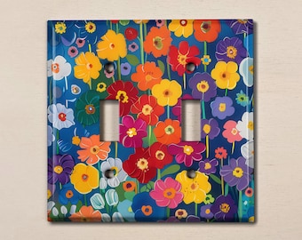 Könnte beinhalten: Ein Lichtschalter-Abdeckung mit einem farbenfrohen Blumendesign. Die Abdeckung hat einen blauen Hintergrund mit roten, gelben, rosa und violetten Blumen. Die Schalterabdeckung ist aus strapazierfähigem Kunststoff und einfach zu installieren.