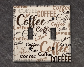 Puede incluir: Una tapa de interruptor de luz beige claro con un patrón marrón y beige de la palabra "Coffee" repetida en varias fuentes y tamaños.