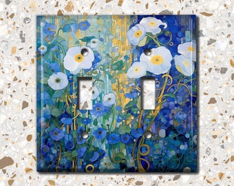 Könnte beinhalten: Ein Doppel-Lichtschalter-Abdeckung mit einem blauen und weißen Blumendesign. Das Design zeigt weiße Blumen mit gelben Zentren und blauen Blättern. Der Hintergrund ist eine Mischung aus Blau, Grün und Gelb.