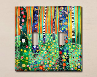 Puede incluir: Una tapa de interruptor de luz con un diseño abstracto colorido que presenta una escena de bosque con árboles y un campo de puntos coloridos. Los árboles están pintados en tonos de azul, verde, naranja y blanco. Los puntos son de varios colores, incluyendo rojo, amarillo, verde, azul y morado.