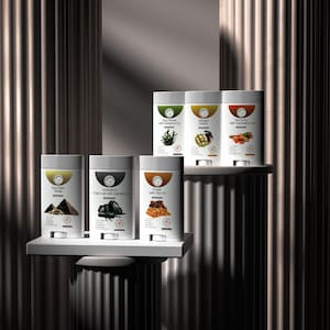 Peut inclure: Présentation de six déodorants en bâtonnets cylindriques blancs. Chaque déodorant présente un parfum différent, avec des illustrations et des étiquettes de texte correspondantes. Les parfums incluent Musc Égyptien, Charbon Actif avec Bambou, Frank avec Myrrhe, Algues Marines avec Framboise, Beurre de Mangue et Curcuma avec Bois de Santal.