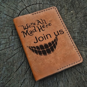 Gato Cheshire, Alice no País das Maravilhas Porta-Passaporte Personalizado, Capa de Passaporte de Couro Personalizada, Carteira de Passaporte, Carteira de Viagem, Estojo para Passaporte