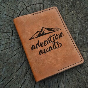 Funda de cuero para pasaporte personalizada, Adventure Awaits, Funda de cuero personalizada para pasaporte, Billetera de cuero para pasaporte, Billetera de viaje, Estuche para pasaporte
