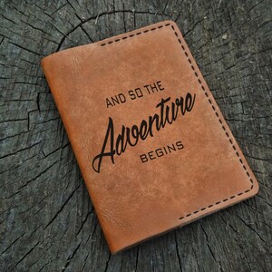 Funda de cuero para pasaporte personalizada, Y así comienza la aventura, Funda para pasaporte personalizada, Billetera para pasaporte, Billetera de viaje, Estuche para pasaporte