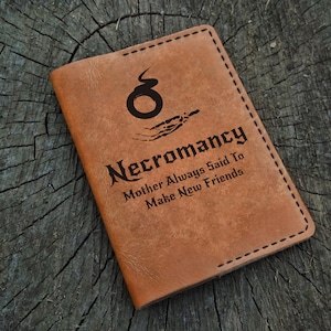 Dungeons and Dragons, D&D läderpassfodral personligt, anpassat passfodral, passplånbok, reseplånbok i läderpassfodral