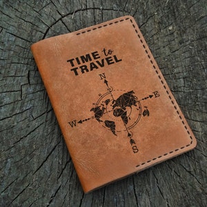 Funda para pasaporte personalizada Time to Travel, funda de cuero con brújula para pasaporte, billetera para pasaporte personalizada, billetera de viaje, estuche de cuero para pasaporte