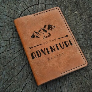 Funda de cuero para pasaporte personalizada, Y así comienza la aventura, Funda para pasaporte personalizada, Billetera para pasaporte, Billetera de viaje, Estuche para pasaporte