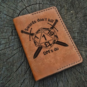 Dungeons and Dragons, D&D läderpassfodral personligt, anpassat passfodral, passplånbok, reseplånbok i läderpassfodral