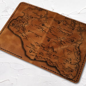 Funda de cuero para pasaporte personalizada con el mapa de Skyrim, funda de cuero personalizada para pasaporte, billetera para pasaporte, billetera de viaje, estuche de cuero para pasaporte