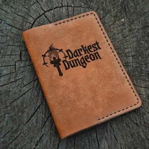 Dungeons and Dragons, D&D läderpassfodral personligt, anpassat passfodral, passplånbok, reseplånbok i läderpassfodral