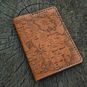 Funda de pasaporte personalizada con mapa de Tamriel y Skyrim, funda de cuero personalizada para pasaporte, billetera para pasaporte, billetera de viaje, estuche de cuero para pasaporte