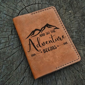 Funda de cuero para pasaporte personalizada, Y así comienza la aventura, Funda para pasaporte personalizada, Billetera para pasaporte, Billetera de viaje, Estuche para pasaporte