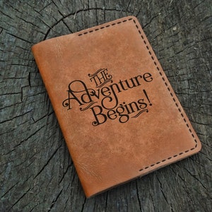 Funda de cuero para pasaporte personalizada, Y así comienza la aventura, Funda para pasaporte personalizada, Billetera para pasaporte, Billetera de viaje, Estuche para pasaporte