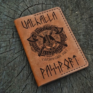 Valhalla Leder Passhülle Personalisiert, Futhark, Fuþark, Benutzerdefinierte Passhülle, Passport Brieftasche, Reisebrieftasche, Passhülle aus Leder