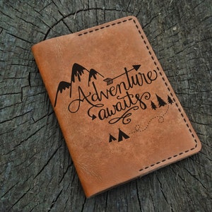 Abenteuer erwartet Leder-Passhülle, personalisierte, benutzerdefinierte Leder-Passhülle, Passport-Brieftasche, Reise-Brieftasche, Leder-Passhülle