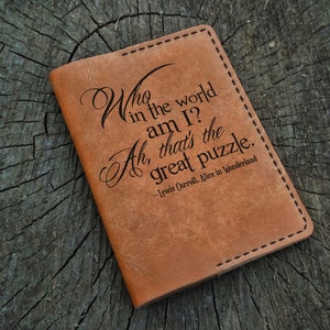 Funda de pasaporte personalizada de Alicia en el país de las maravillas, funda de cuero personalizada para pasaporte, billetera para pasaporte, billetera de viaje, estuche de cuero para pasaporte