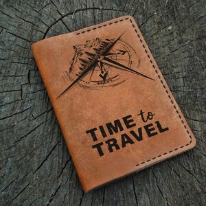 Funda para pasaporte personalizada Time to Travel, funda de cuero con brújula para pasaporte, billetera para pasaporte personalizada, billetera de viaje, estuche de cuero para pasaporte