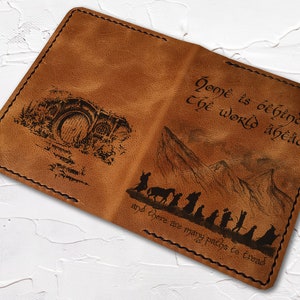 Zuhause ist hinter der Welt voraus, Personalisierte Passhülle, Benutzerdefinierte Leder Passhülle, Passport Brieftasche, Reisebrieftasche, Passhülle