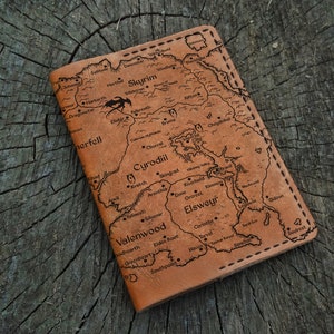 Funda de pasaporte personalizada con mapa de Tamriel y Skyrim, funda de cuero personalizada para pasaporte, billetera para pasaporte, billetera de viaje, estuche de cuero para pasaporte