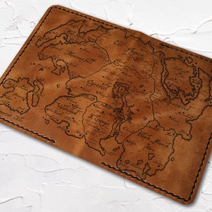 Funda de pasaporte personalizada con mapa de Tamriel, funda de cuero personalizada, billetera para pasaporte, billetera de viaje, funda de cuero para pasaporte