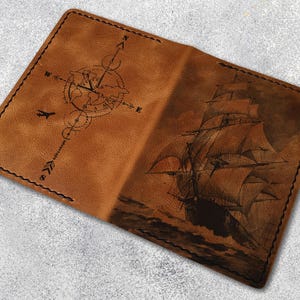 Un velero, funda de cuero para pasaporte con brújula, funda de cuero personalizada para pasaporte, billetera para pasaporte, billetera de viaje, funda de cuero para pasaporte