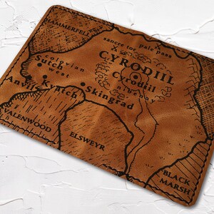 Portapasaporte personalizado con mapa de Cyrodiil, funda de cuero personalizada para pasaporte, billetera para pasaporte, billetera de viaje, estuche de cuero para pasaporte